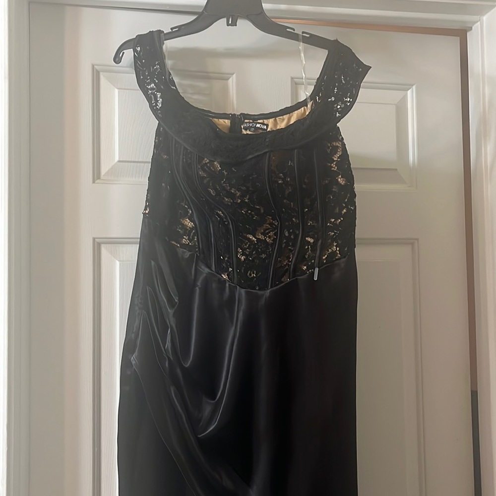 Beautiful off the shoulder fashion move gown . Only worn once for a ball .